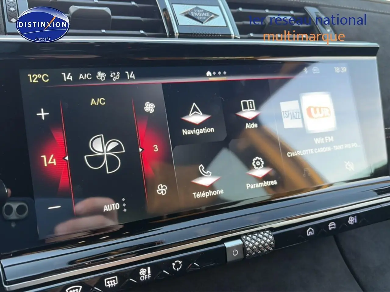 Écran tactile central du tableau de bord du DS7 2026 noir, affichant la climatisation et la navigation.