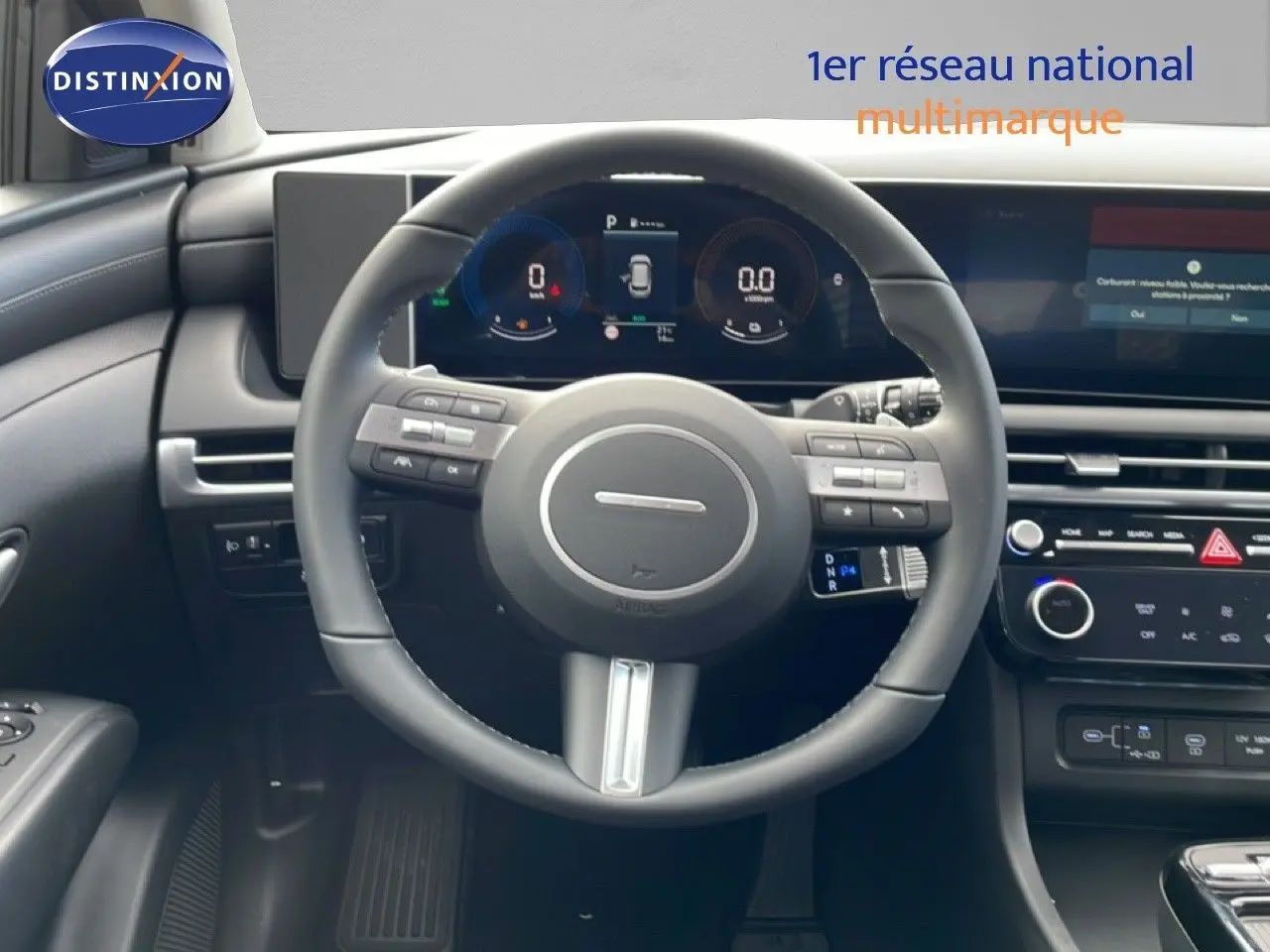 Vue intérieure centrée sur le volant et le tableau de bord numérique du Hyundai Tucson 2026 finition Klass.