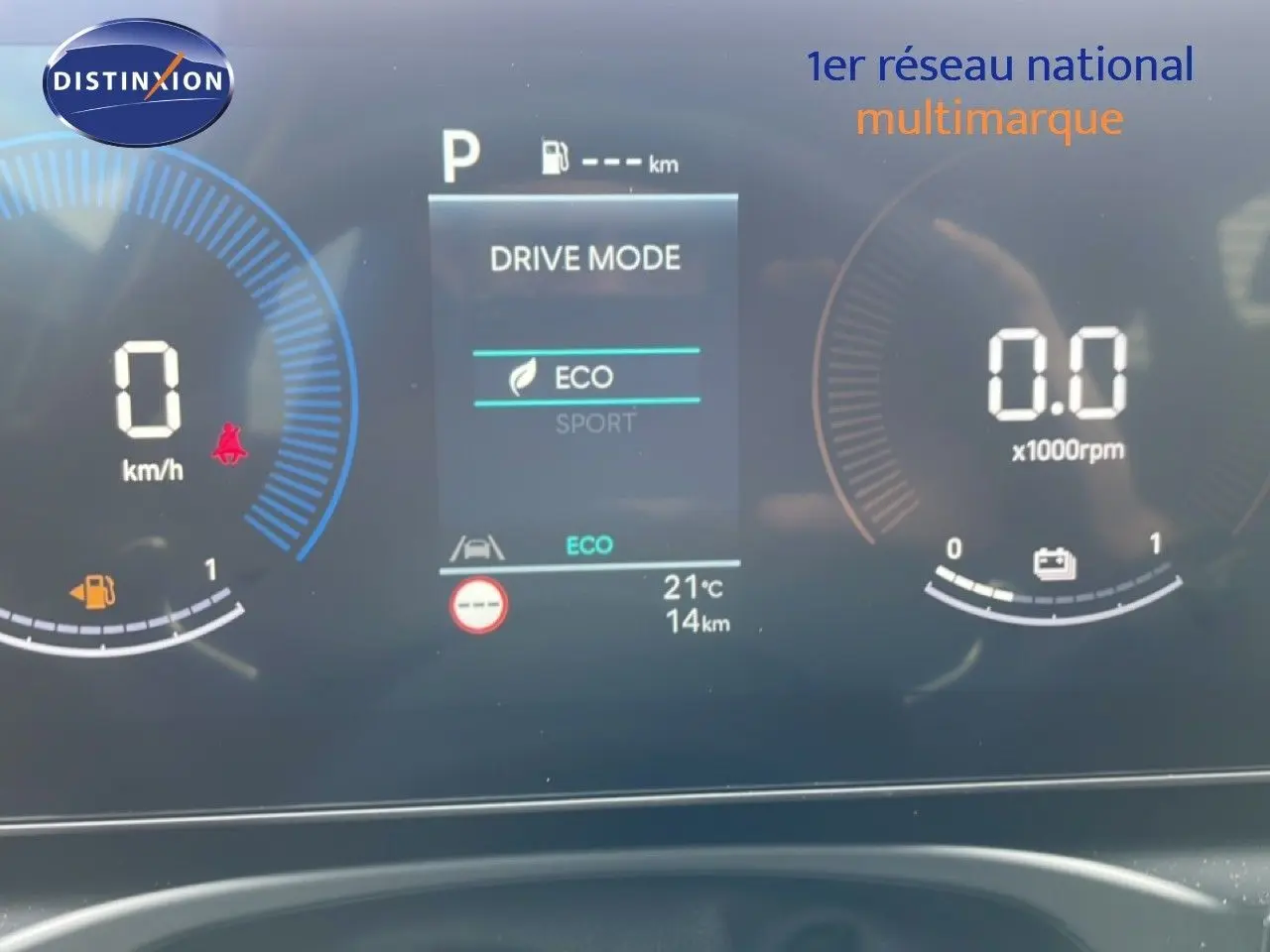 Affichage numérique du tableau de bord du Hyundai Tucson blanc, mode de conduite ECO activé, vitesse à 0 km/h.