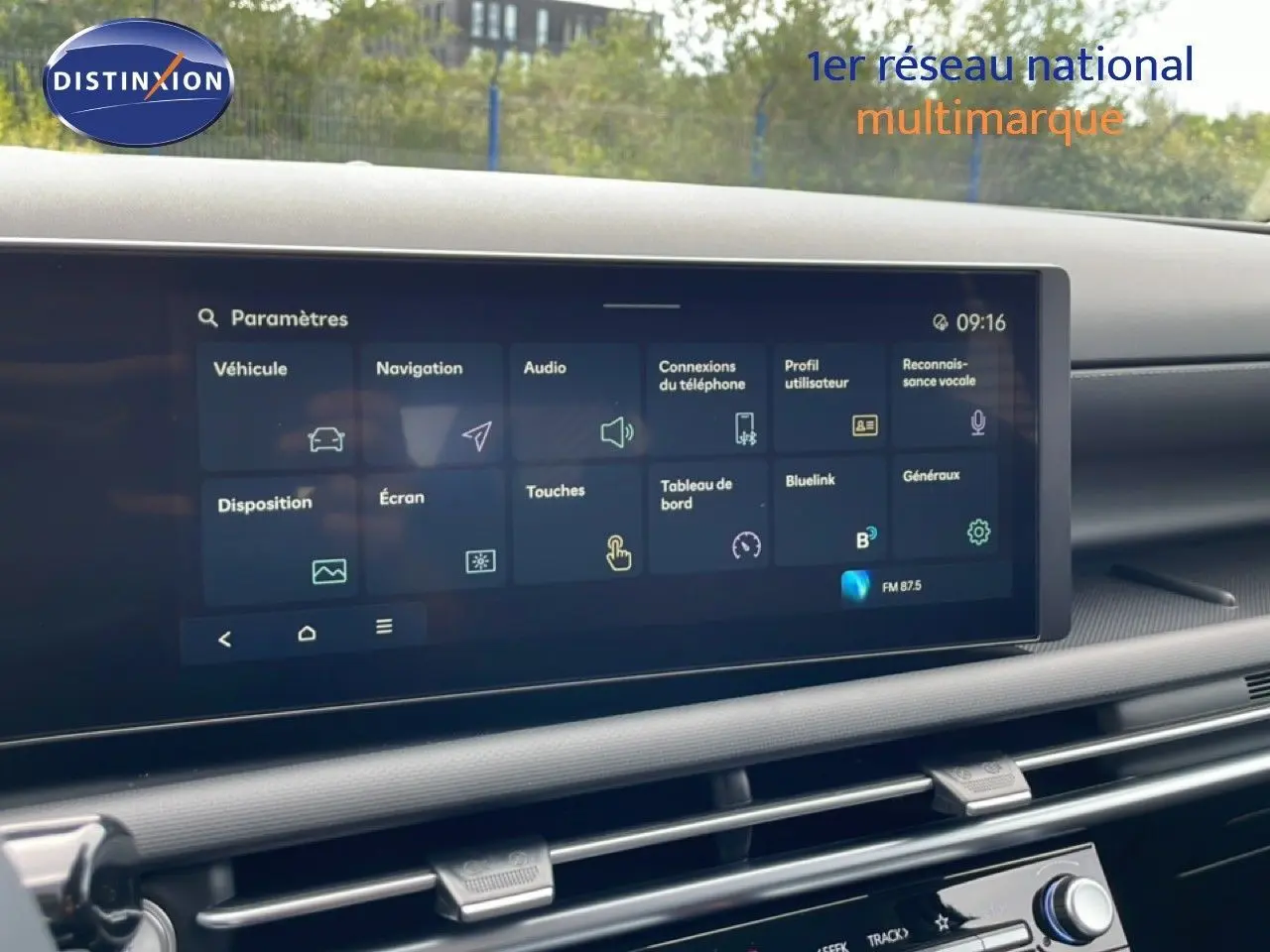 Écran tactile central du tableau de bord du Hyundai Tucson 2026, affichant le menu des paramètres.