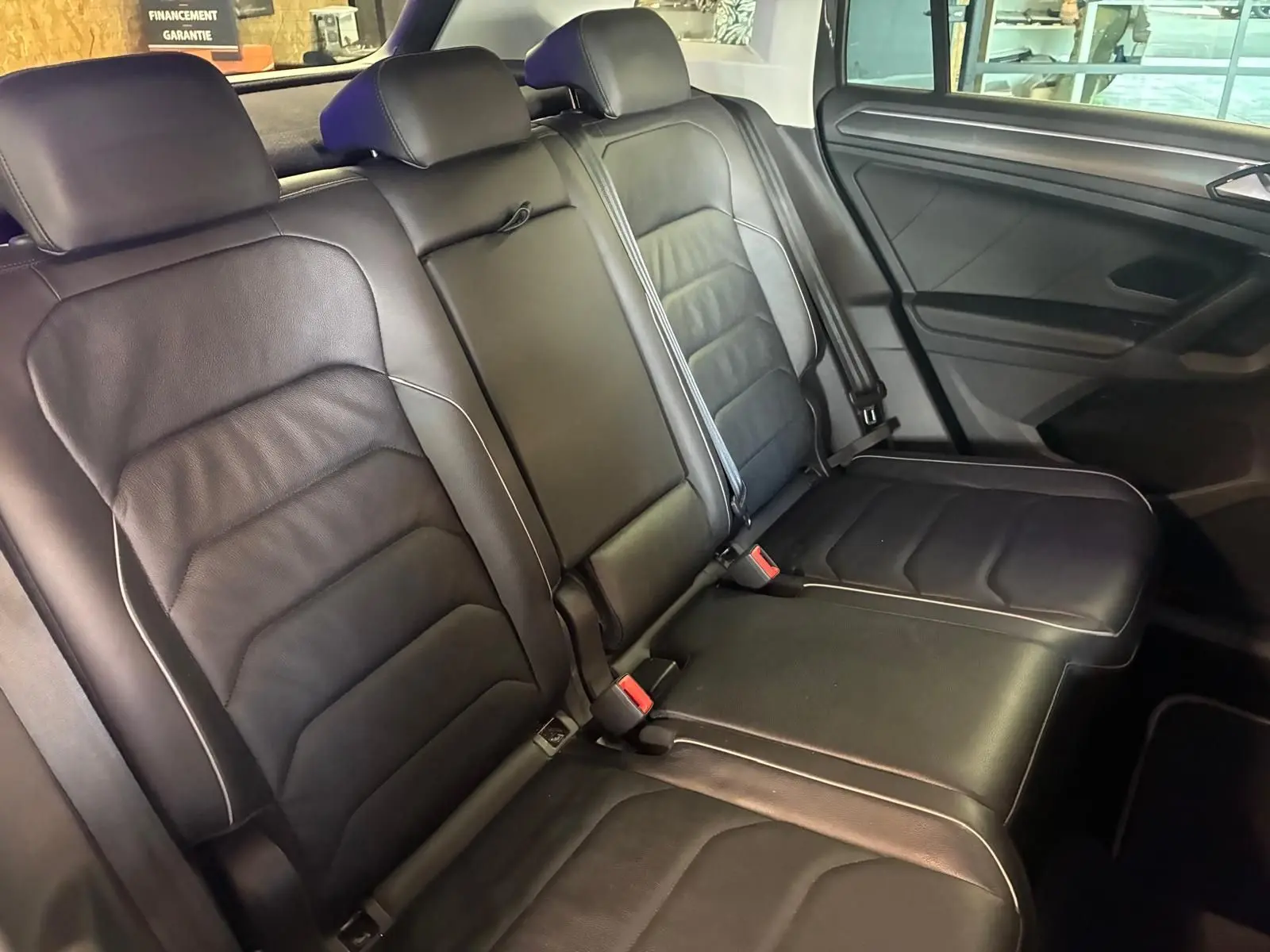 Vue intérieure côté droit des sièges arrière en cuir noir du Volkswagen Tiguan 2.0 TDI 190 4MOTION Carat Exclusive de 2020.