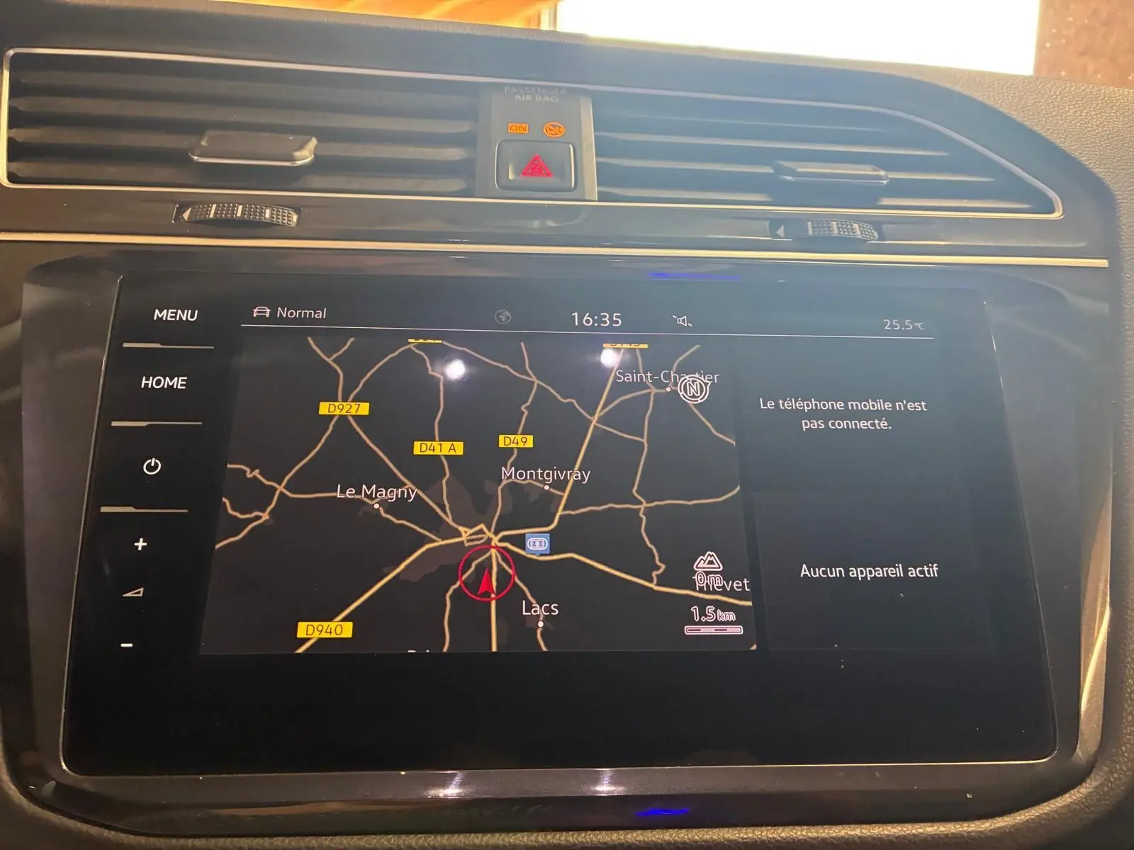 Écran tactile du système de navigation du Volkswagen Tiguan 2020, affichant une carte routière et les options du menu.