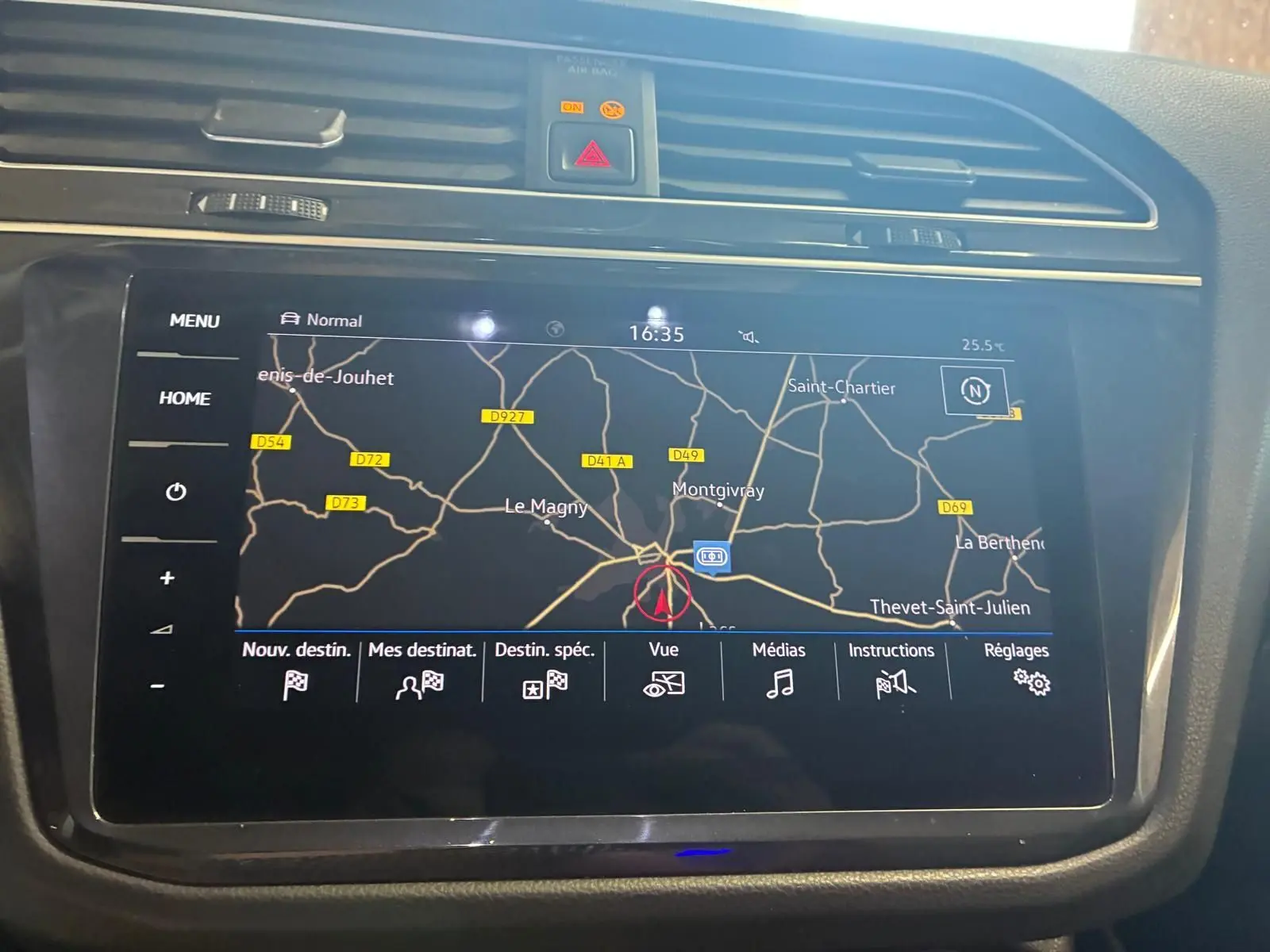 Écran tactile central du Volkswagen Tiguan 2020 gris, affichant la navigation GPS avec carte routière détaillée.