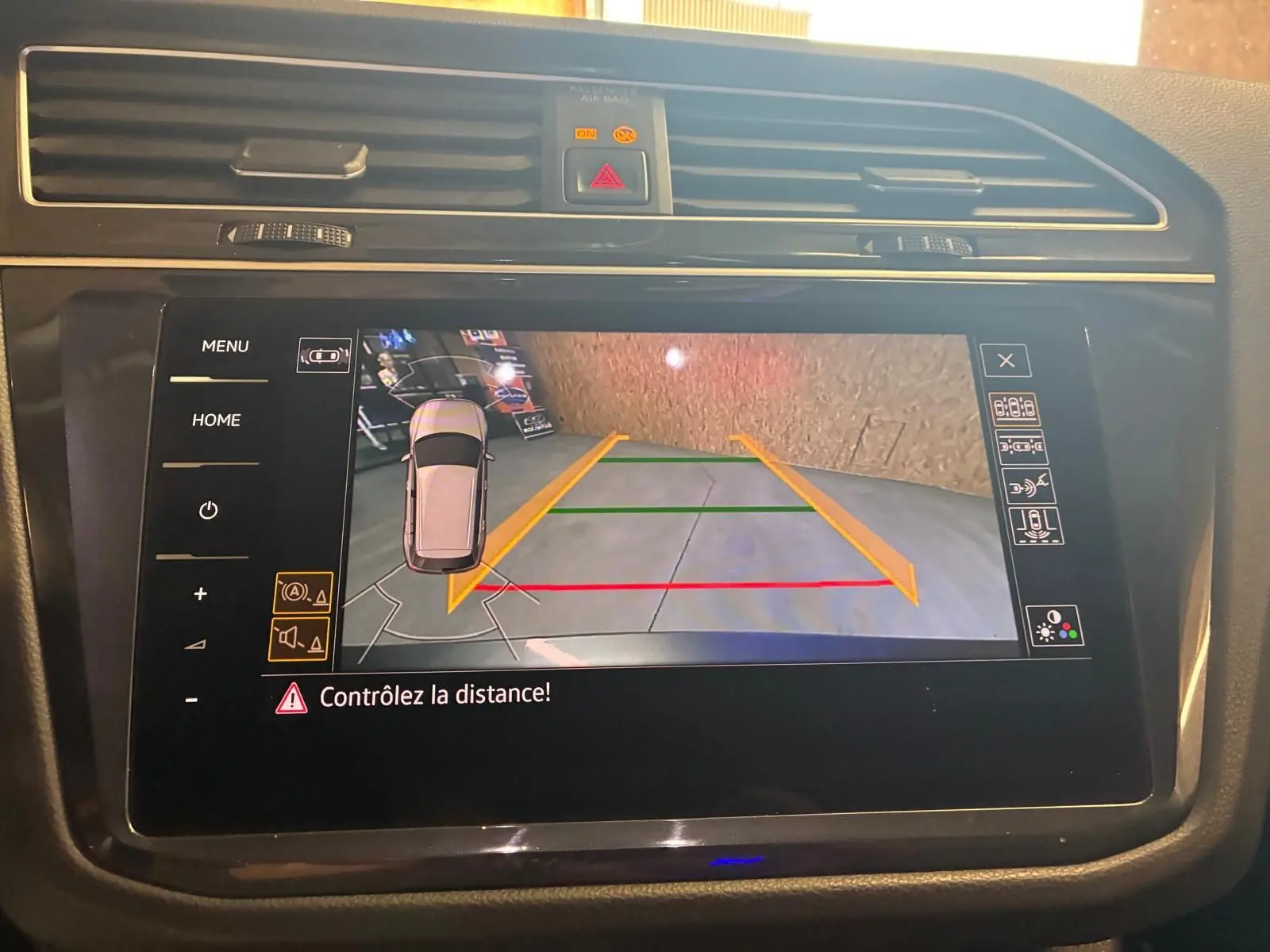 Écran central du Volkswagen Tiguan 2020 montrant la caméra de recul avec guidage de trajectoire en intérieur noir.