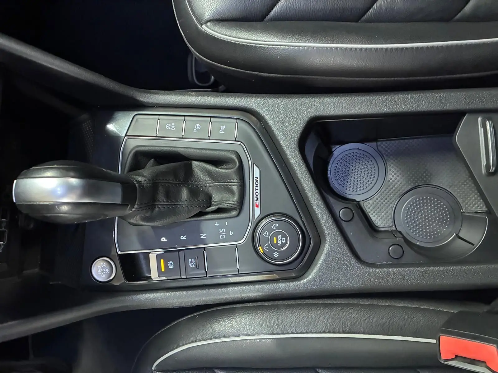 Vue rapprochée de la console centrale du Volkswagen Tiguan gris, avec levier de vitesses automatique et commandes 4MOTION visibles.