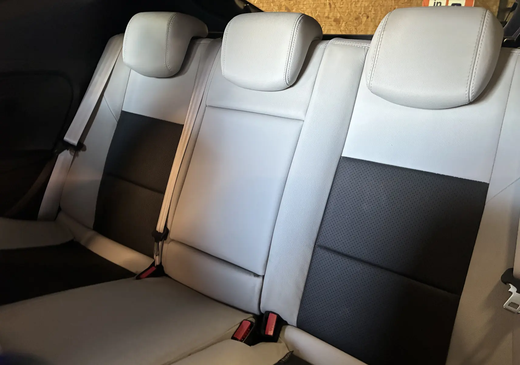 Vue rapprochée des sièges arrière en cuir bi-ton noir et gris de la Renault Mégane Coupé 2.0 DCI 165 GT 2014.