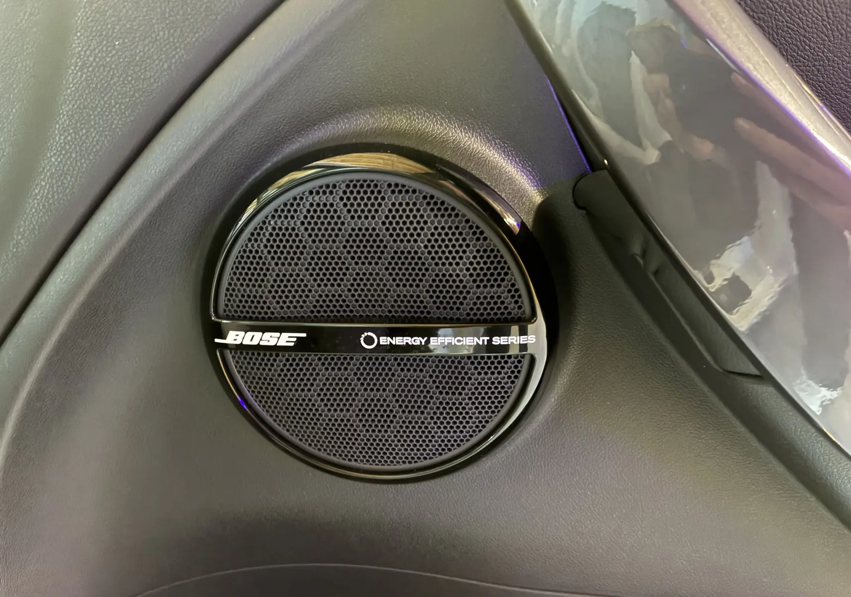 Gros plan sur haut-parleur Bose Energy Efficient Series intégré dans l'habitacle de la Renault Mégane Coupé blanche.