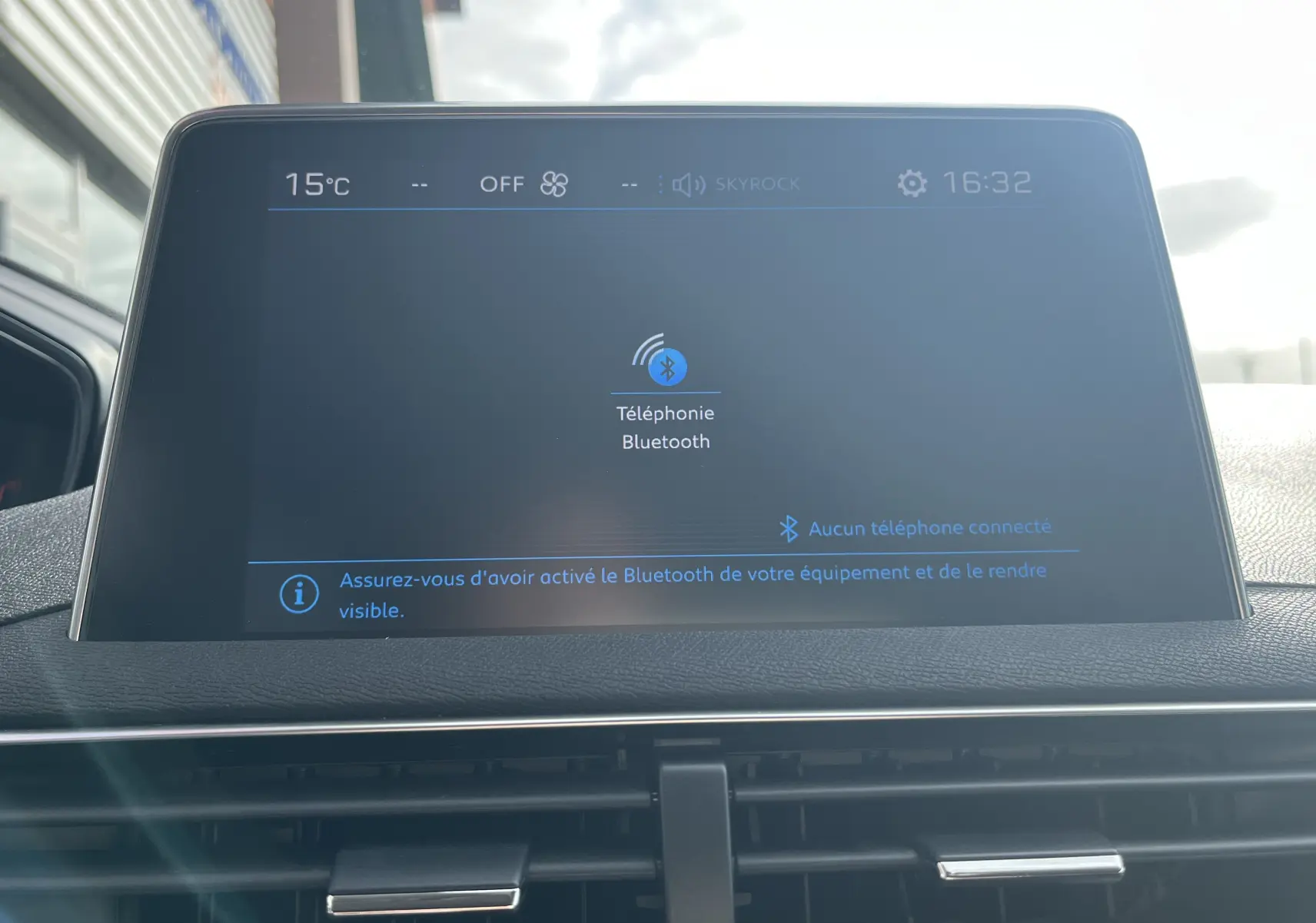 Écran tactile central du Peugeot 3008 blanc 2018 affichant la connexion Bluetooth, avec tableau de bord gris noir en arrière-plan.