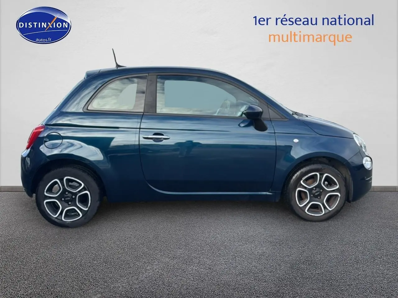Profil côté gauche d'une Fiat 500 1.0 70 bsg cult bleu foncé avec jantes originales et toit arrondi.