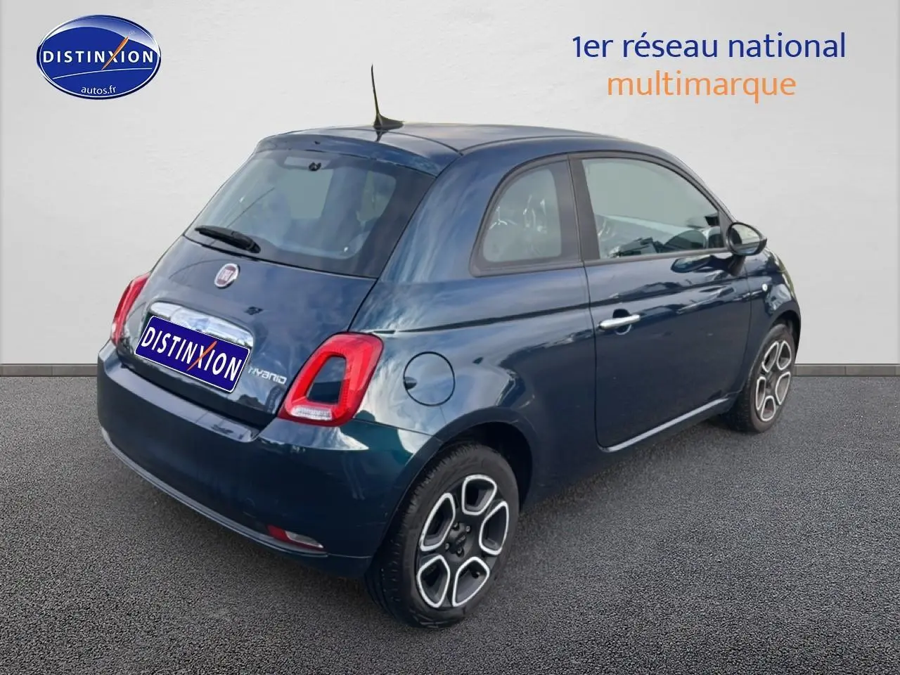 Vue 3/4 arrière droite d'une FIAT 500 bleu foncé avec jantes distinctives et feux arrière LED.