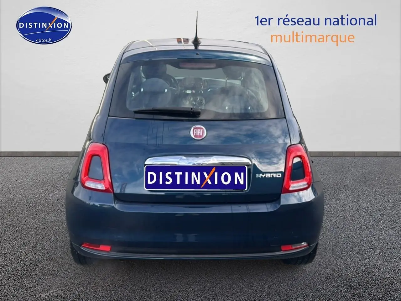 Vue arrière d'une Fiat 500 bleu foncé 2023 avec feux rouges et logo Fiat visible sur fond neutre.