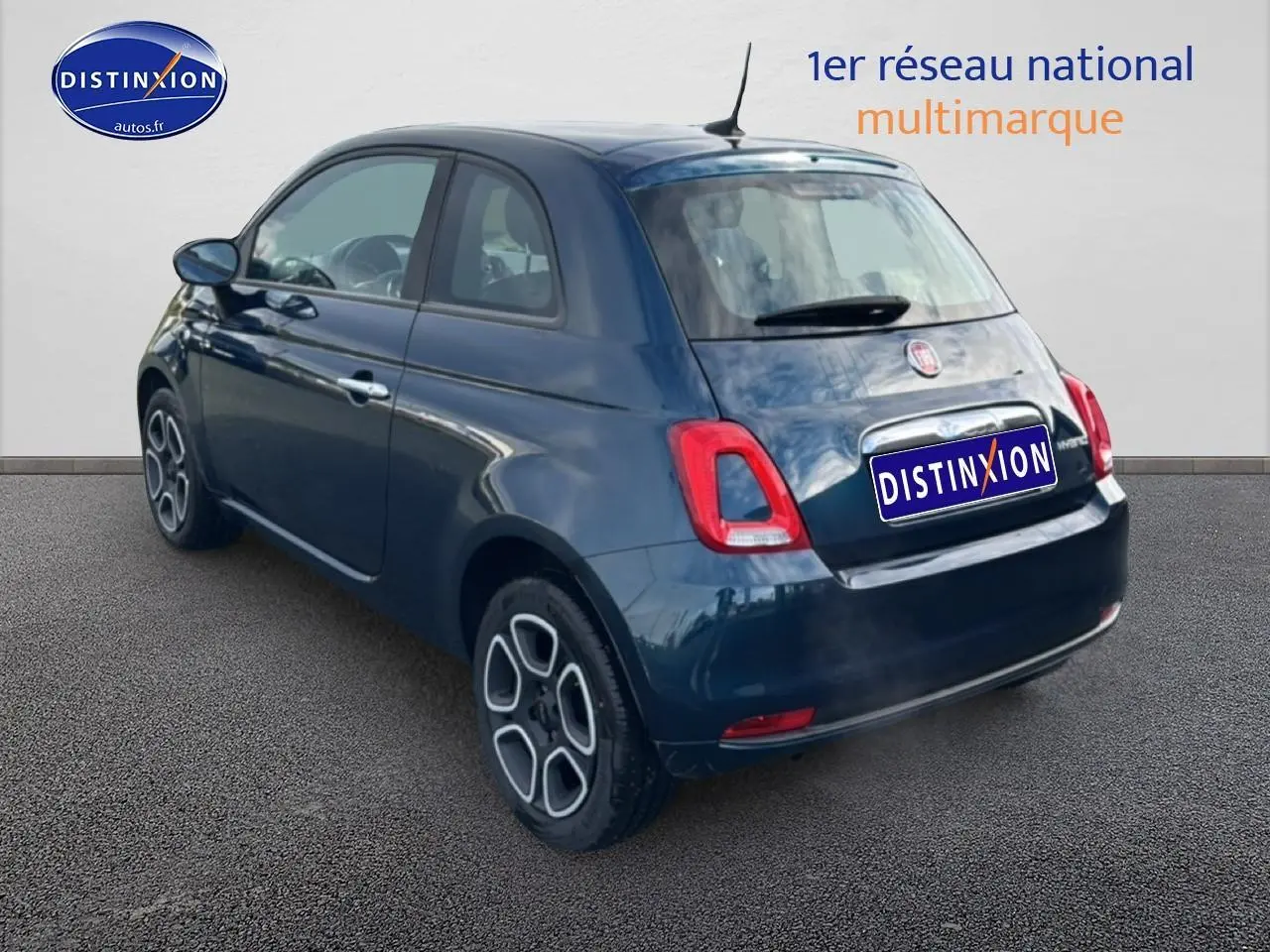 Vue 3/4 arrière droite d'une FIAT 500 bleu foncé avec jantes distinctives et feux arrière LED.