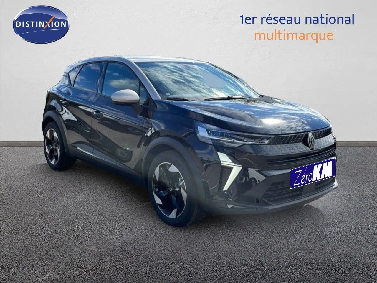 Renault Captur E-Tech hybride noir étoile avec toit gris, vue 3/4 avant côté gauche sur fond neutre.