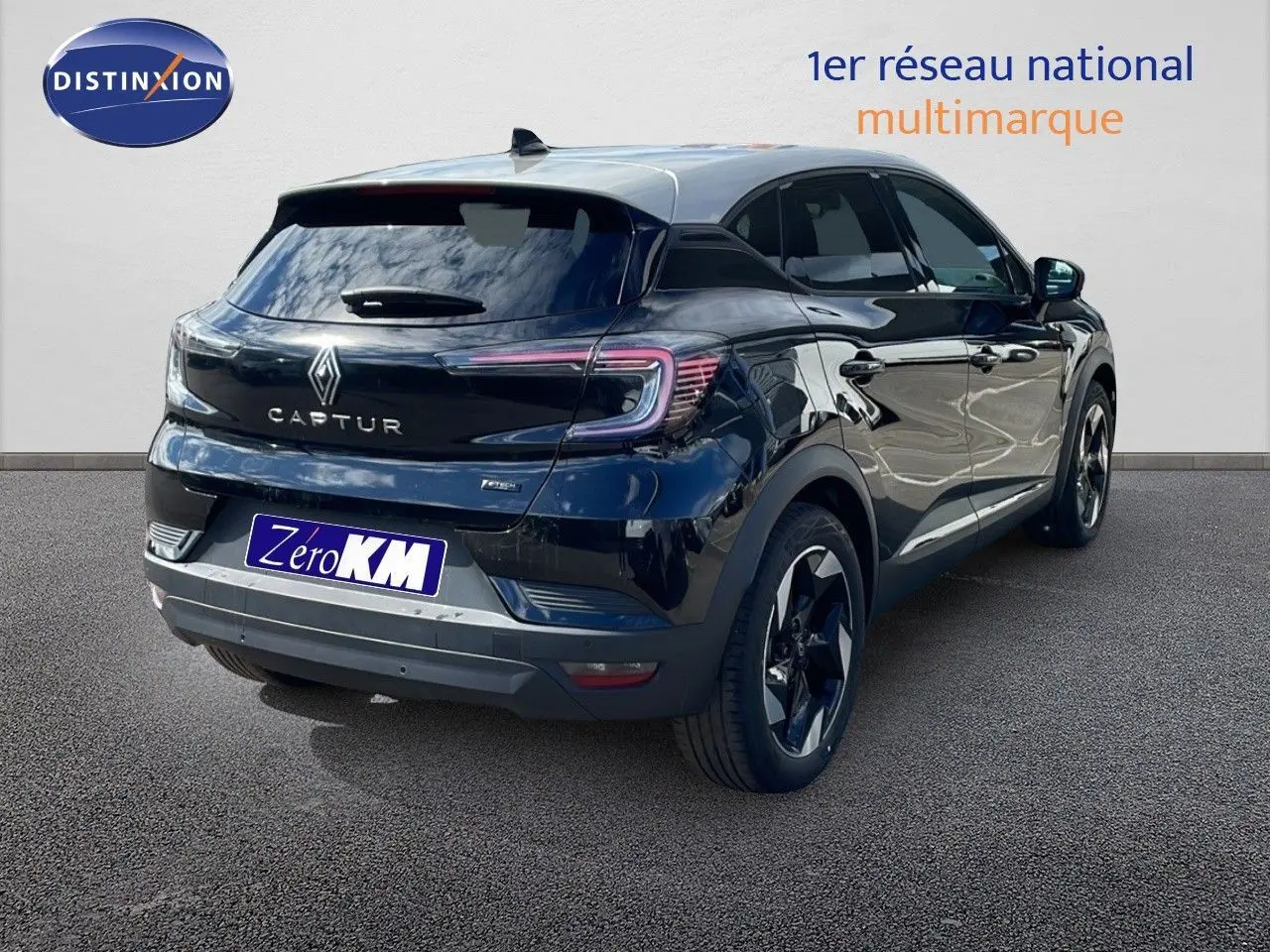 Vue 3/4 arrière d'un Renault Captur E-Tech hybride noir étoile avec toit gris et jantes bi-ton.
