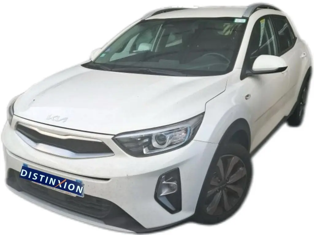 KIA Stonic blanc vue 3/4 avant droit, avec calandre noire et phares modernes, sur fond blanc isolé.