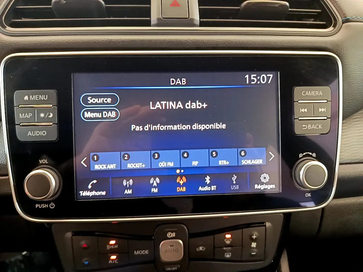 Écran tactile central de la Nissan Leaf Business+ 62 kWh 2020 affichant la radio DAB en intérieur noir.