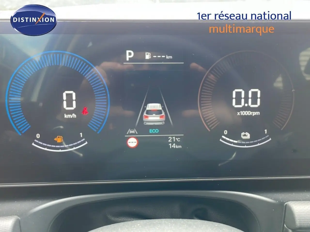 Tableau de bord numérique du Hyundai Tucson 2026, affichage de la vitesse, régime moteur et mode ECO.