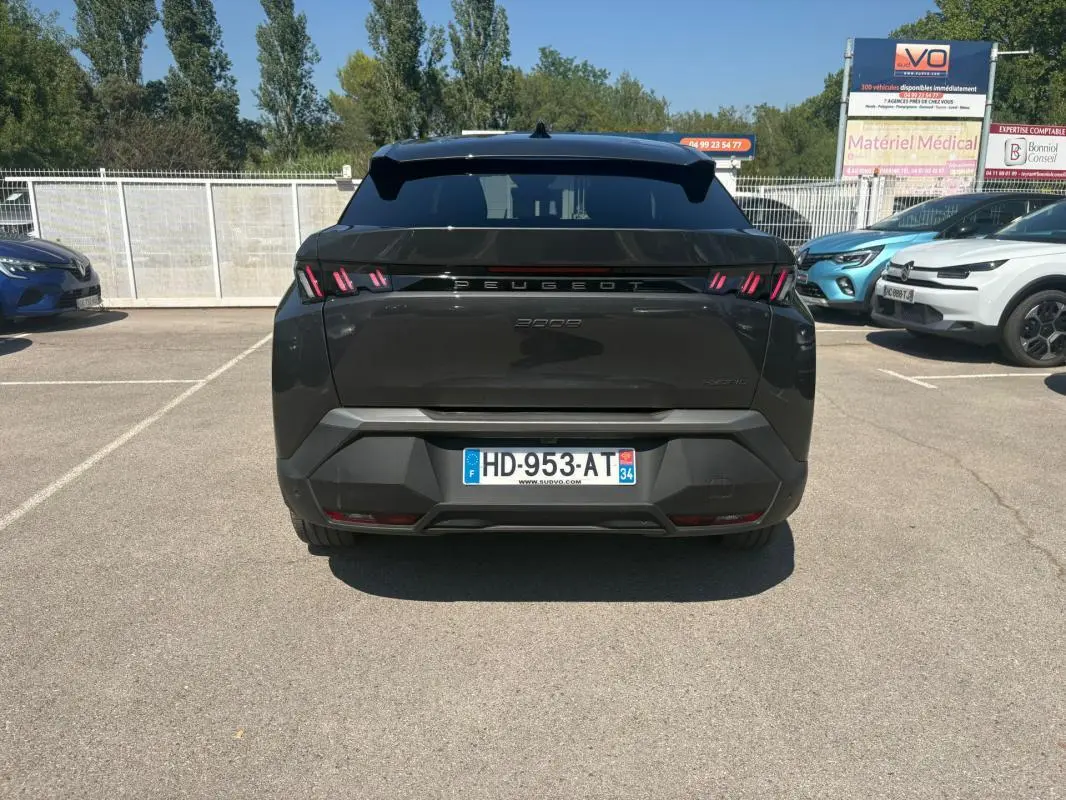Vue arrière d’un Peugeot 3008 gris 2025 avec feux arrière à griffes rouges et plaque d’immatriculation française.