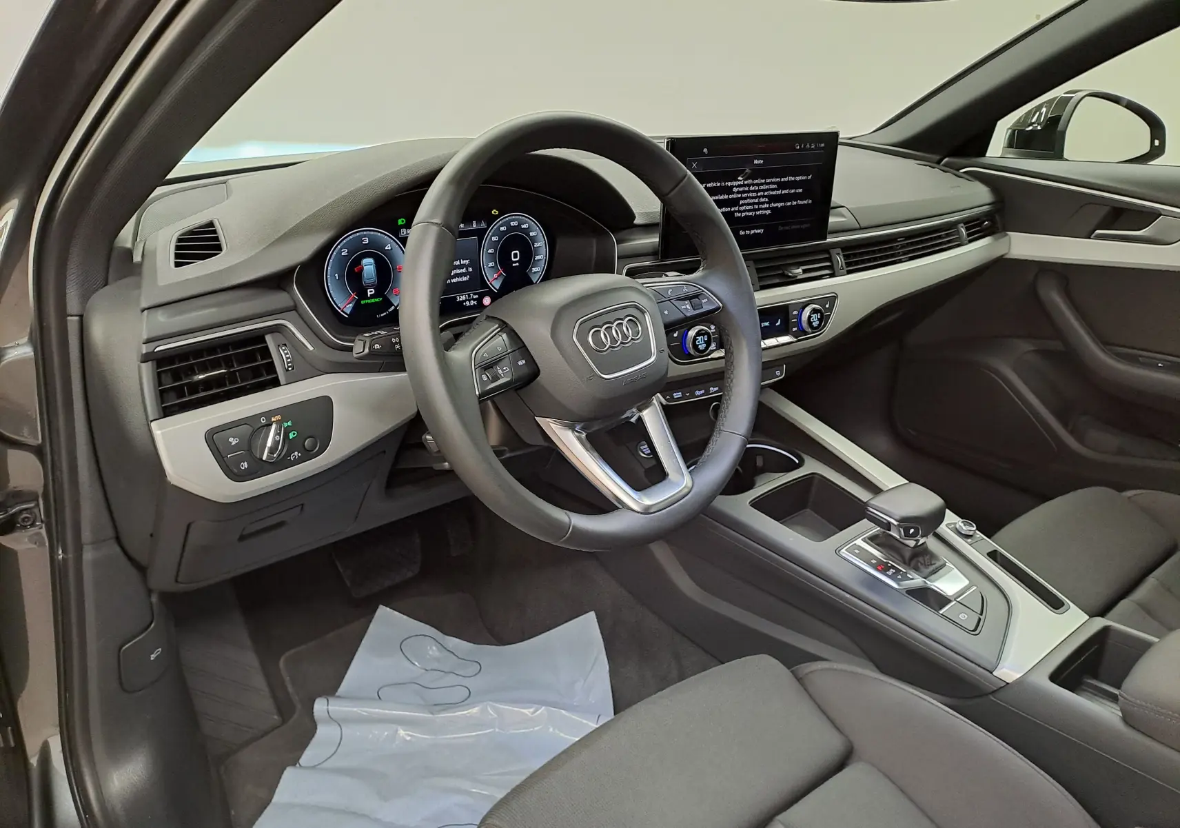 Vue intérieure côté conducteur de l'Audi A4 Avant 40 TDI 2024 avec tableau de bord numérique et console centrale moderne.