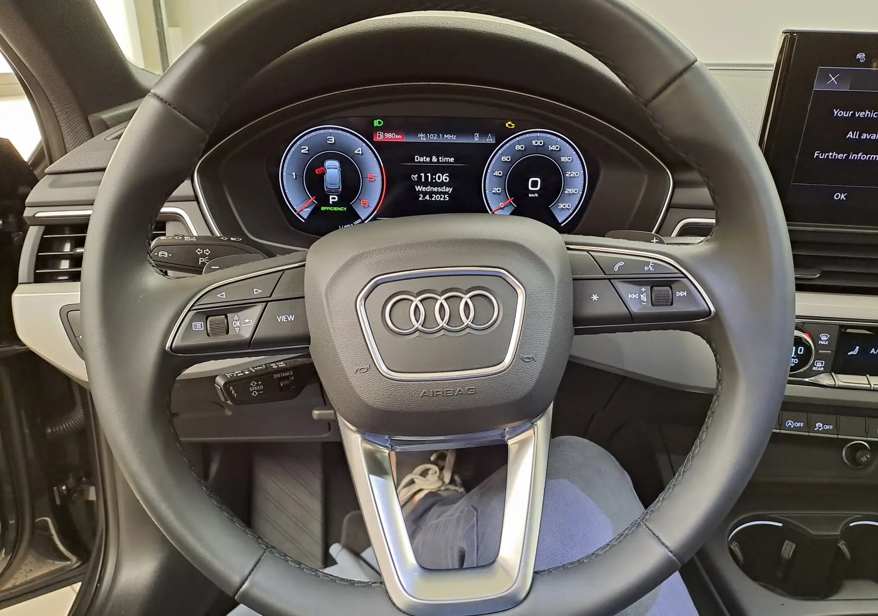 Vue centrée sur le volant et le tableau de bord numérique de l'Audi A4 Avant 40 TDI, intérieur moderne et épuré.