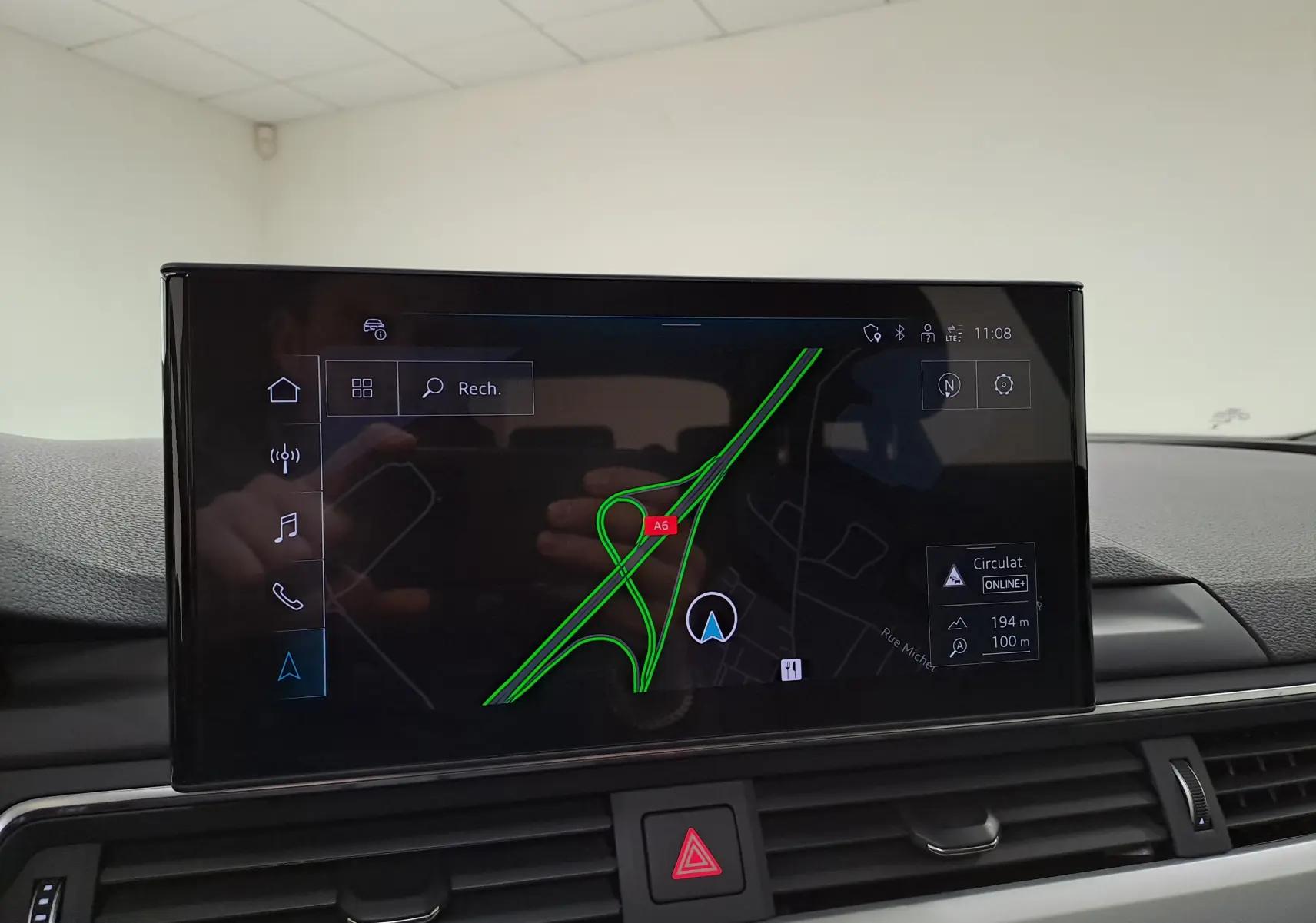 Écran tactile central affichant la navigation dans l'Audi A4 Avant 40 TDI 2024, intérieur moderne et épuré.