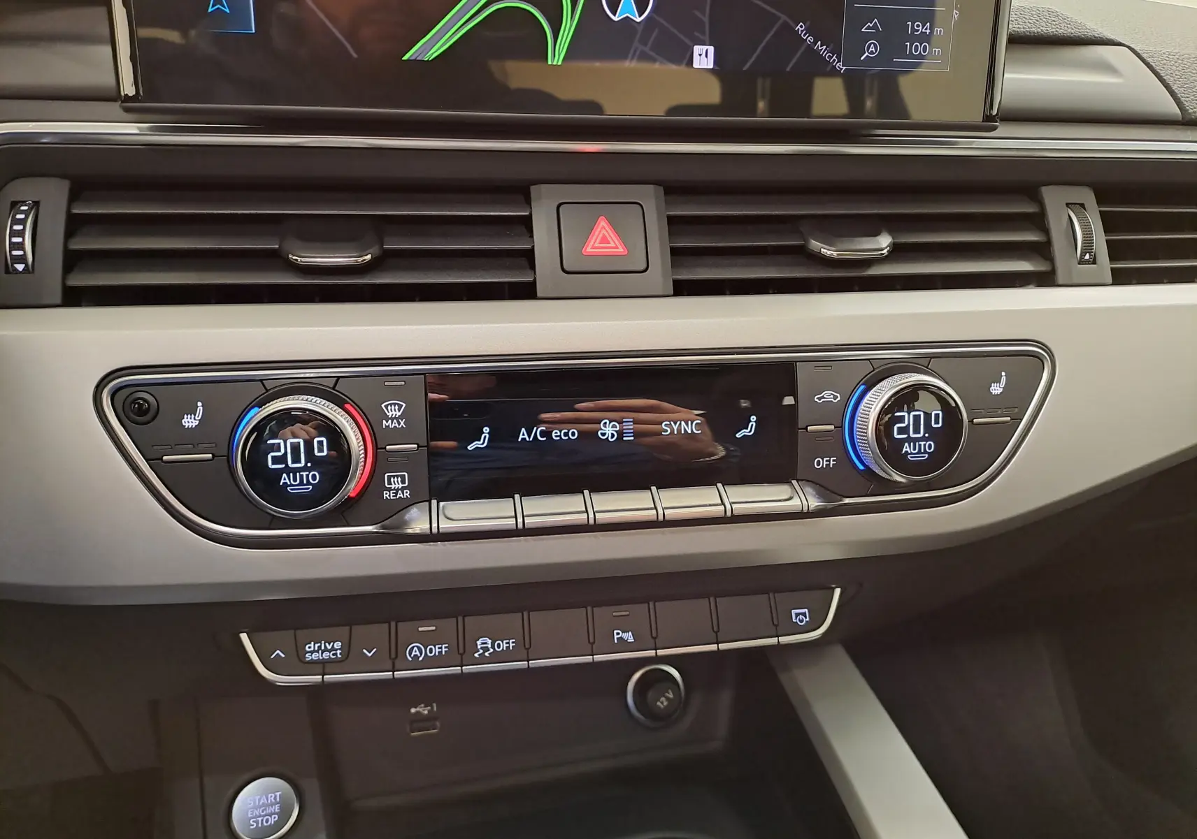 Tableau de bord de l'Audi A4 Avant 40 TDI 2024, vue frontale sur la climatisation et l'écran de navigation.