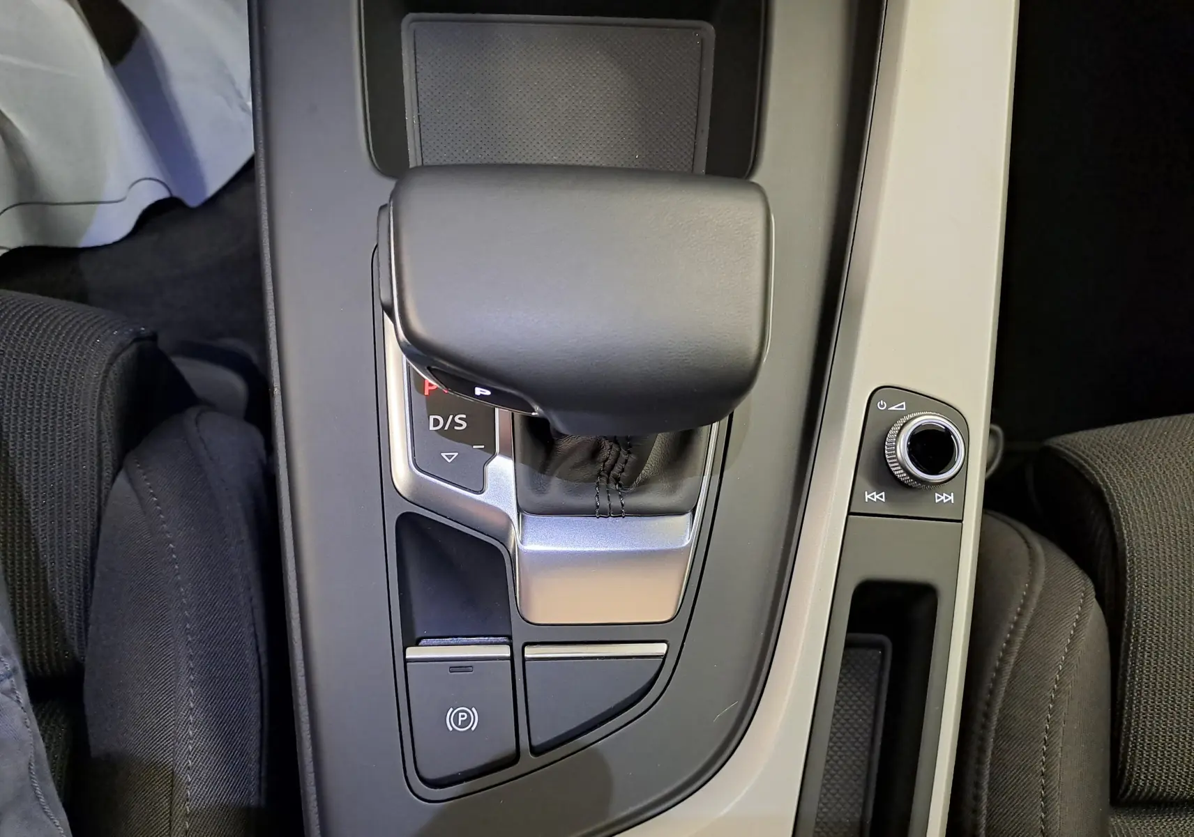 Le levier de vitesses automatique et la console centrale de l'Audi A4 Avant 40 TDI gris Daytona vus de dessus.