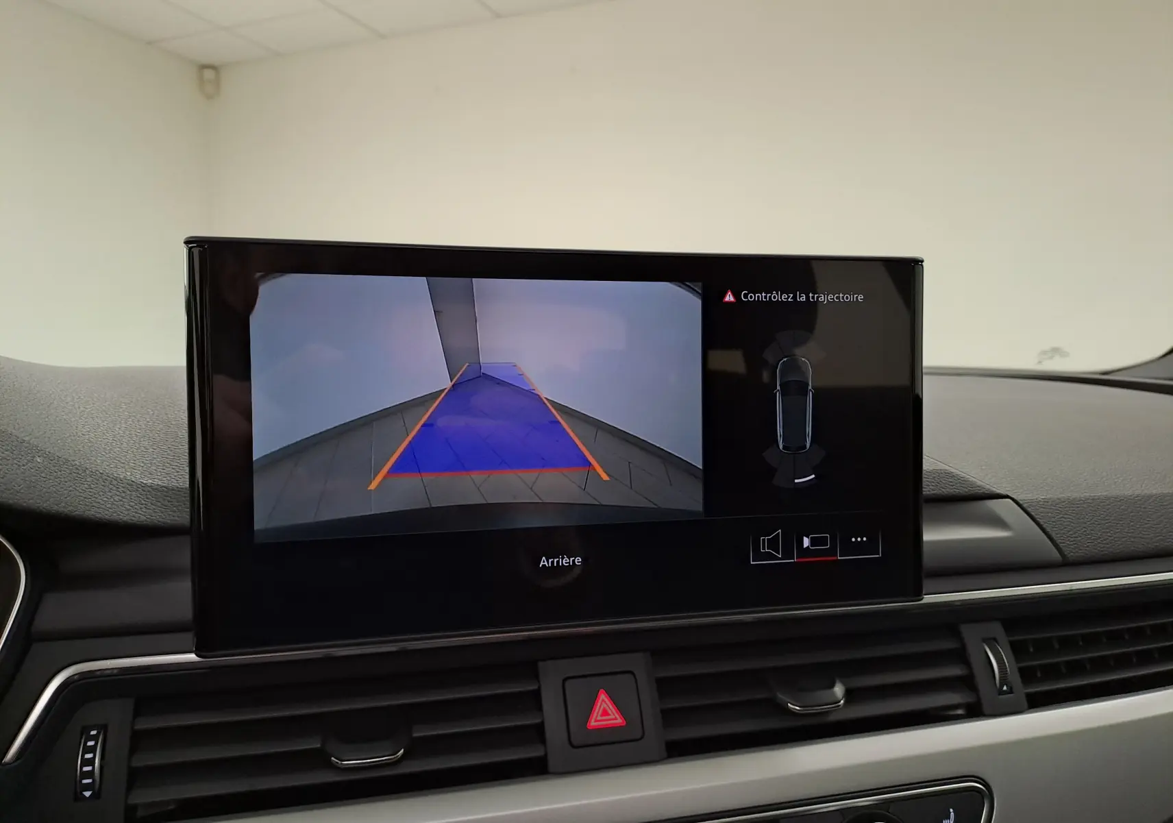 Écran central de l'Audi A4 Avant 40 TDI 2024 montrant la caméra de recul avec guidage en bleu et orange.