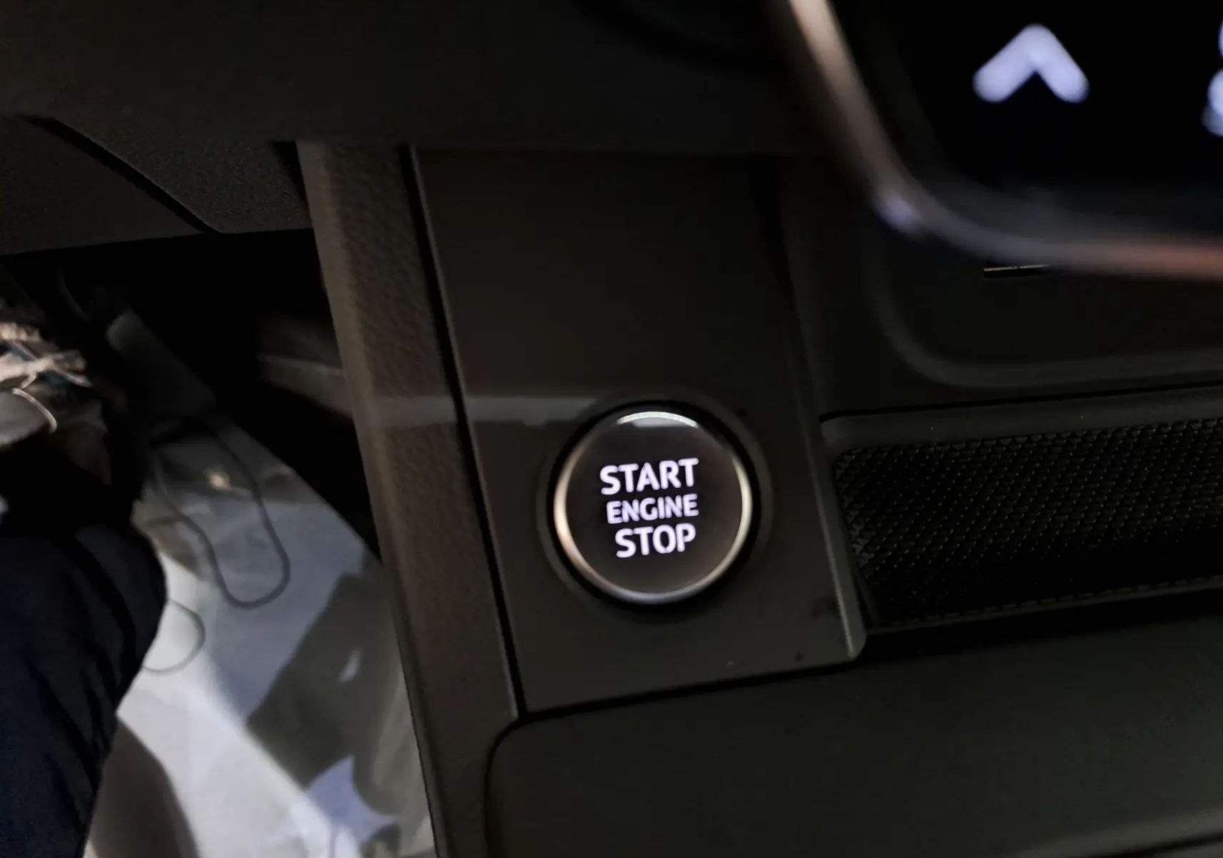 Bouton Start Engine Stop éclairé sur la console centrale d'une Audi A4 Avant 40 TDI Gris Daytona 2024