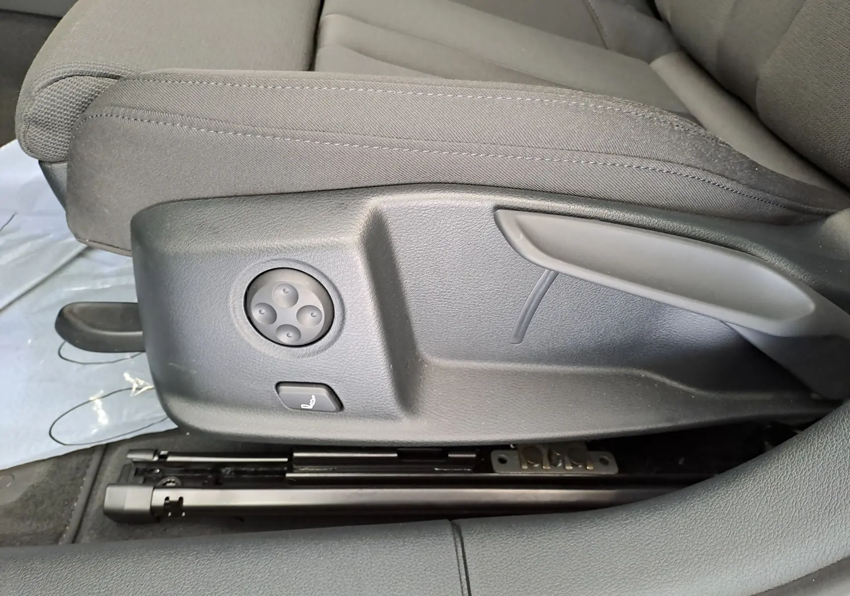 Gros plan sur les commandes de réglage du siège avant gris de l'Audi A4 Avant 40 TDI 2024