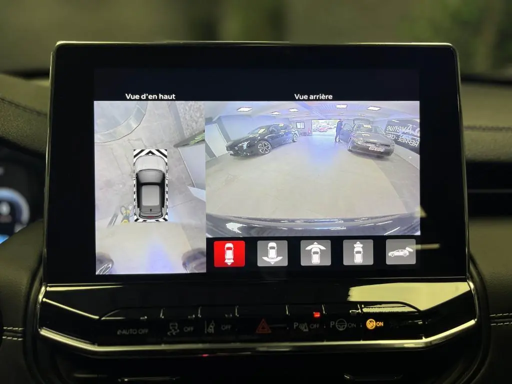 Écran tactile du Jeep Compass 2024 noir montrant la caméra 360° avec vue arrière et vue d'en haut du véhicule.