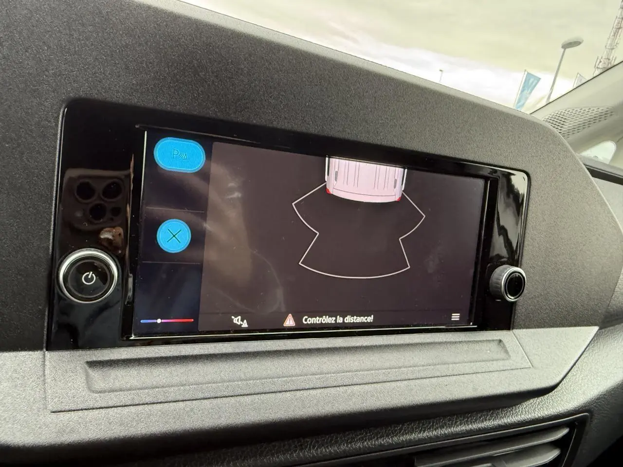 Écran tactile central du Volkswagen Caddy Maxi Cargo 2024 affichant l'aide au stationnement arrière.
