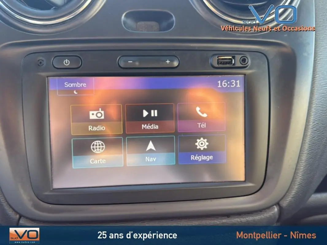 Écran tactile multimédia du tableau de bord du Dacia Lodgy blanc, version Silver Line, avec commandes radio et navigation.