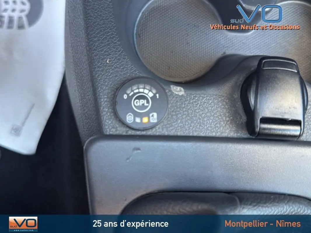 Gros plan sur le bouton GPL et la console centrale du Dacia Lodgy blanc version Silver Line 2018.