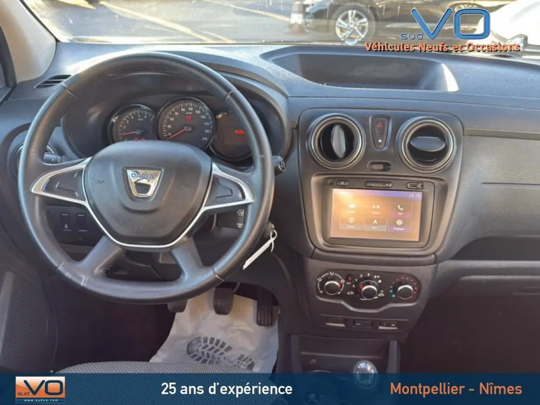 Tableau de bord et volant du Dacia Lodgy blanc 2018, vue frontale mettant en valeur l’écran tactile et commandes centrales.