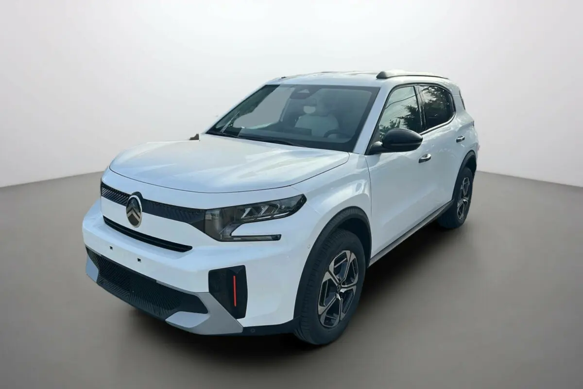 Citroën C3 Aircross blanc banquise en 3/4 avant droit, avec jantes alu et rétroviseurs noirs contrastants.