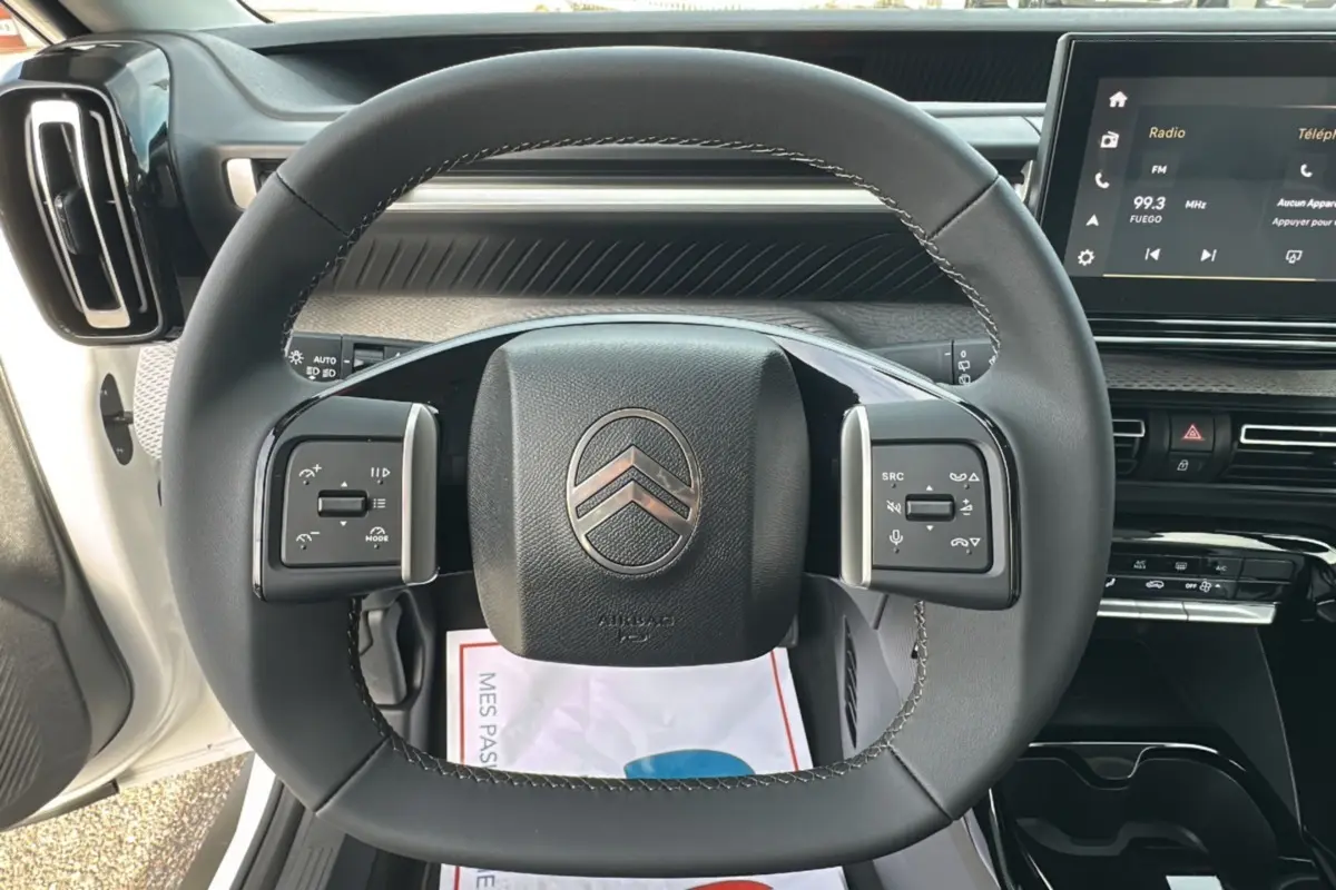 Volant cuir multifonctions Citroën C3 Aircross Hybrid 145 vu de face avec tableau de bord et écran tactile noir.