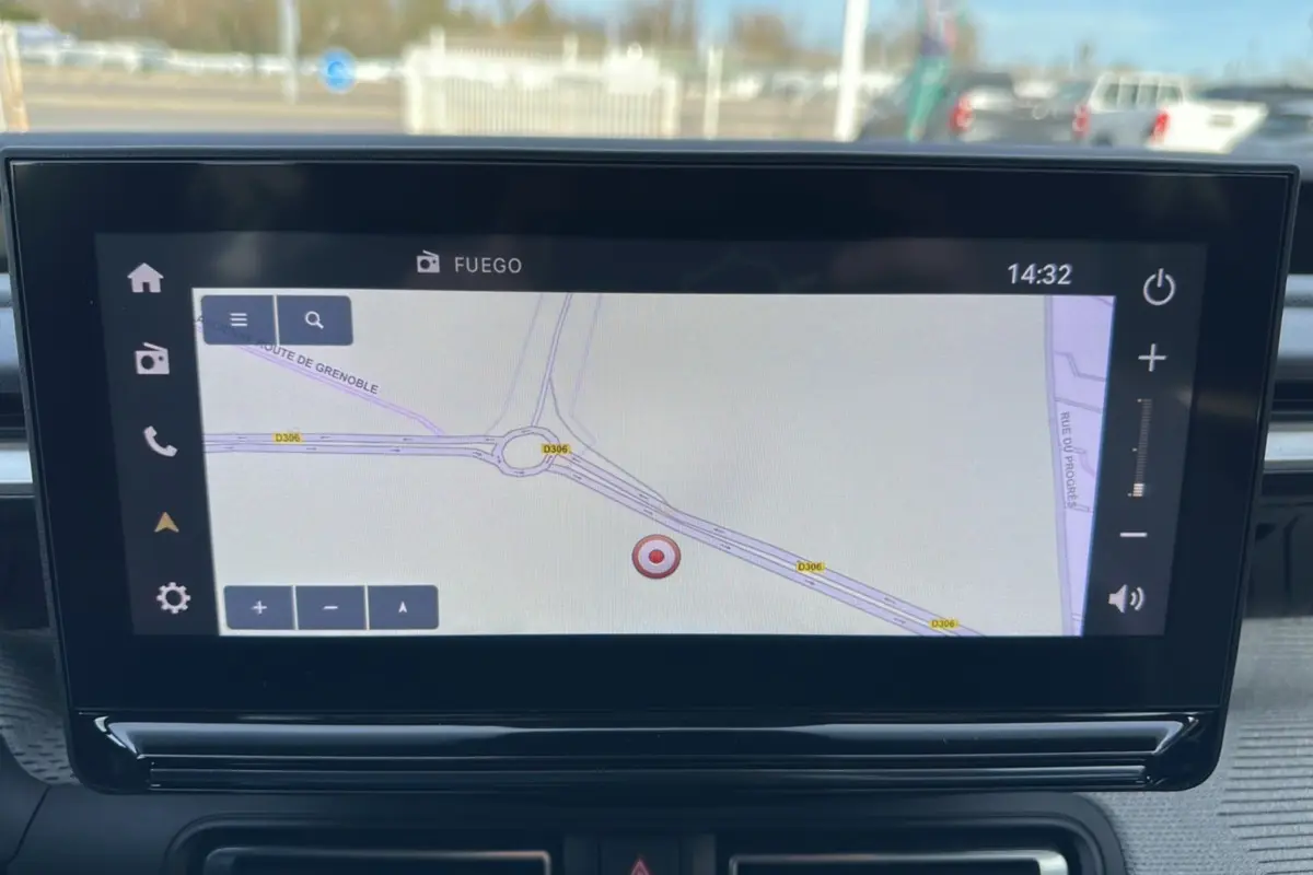 Écran tactile central affichant la navigation GPS dans l'habitacle du Citroën C3 Aircross blanc banquise.