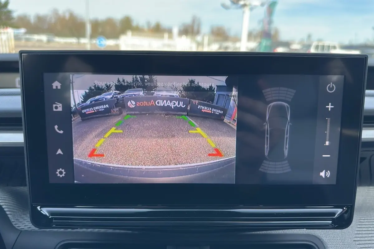 Écran tactile intérieur montrant la caméra de recul et l'aide au stationnement du Citroën C3 Aircross blanc banquise.