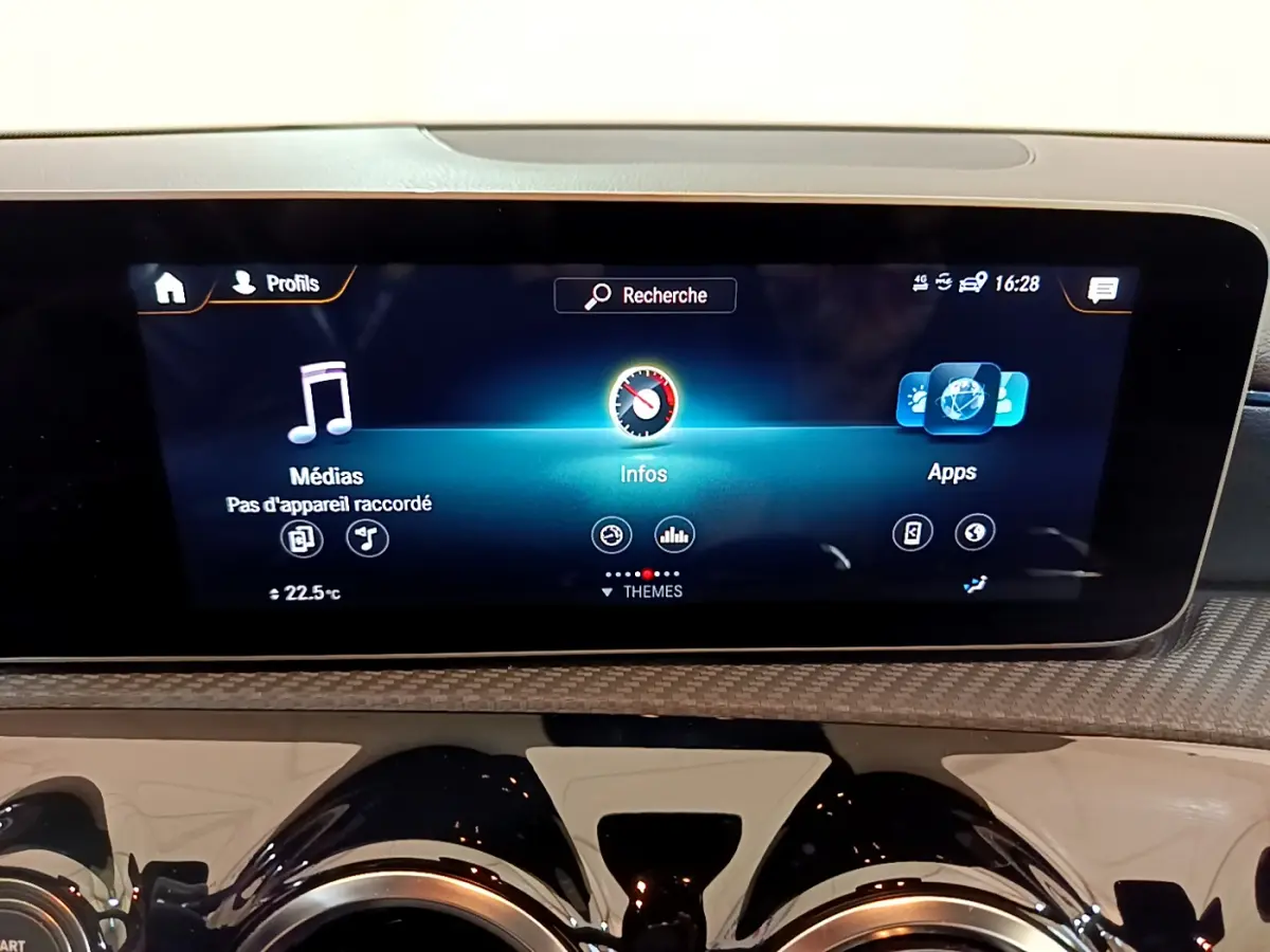 Écran tactile central affichant médias et applications dans l'habitacle d'une Mercedes Classe A 180 d gris clair