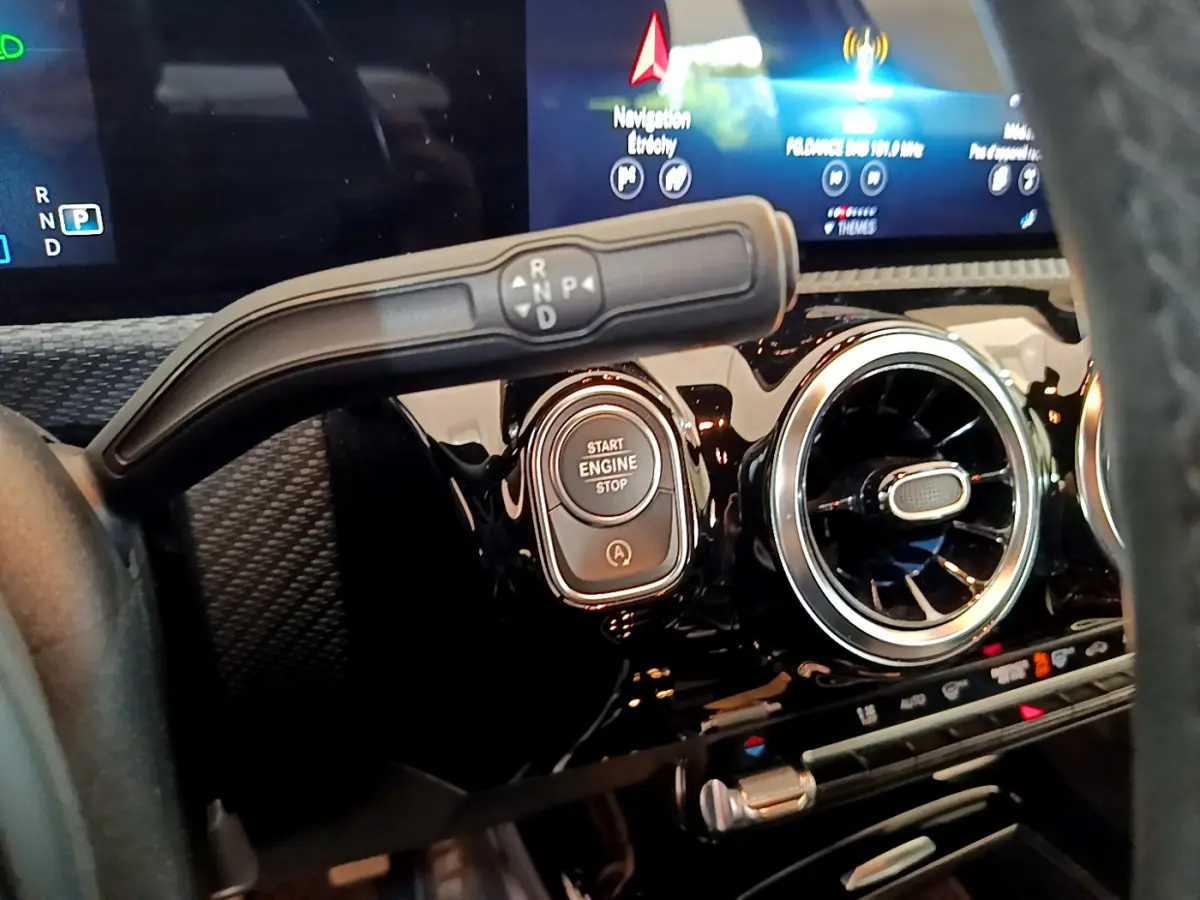 Détail intérieur du tableau de bord d'une Mercedes Classe A 180 d 2020, avec bouton start/stop et commande boîte auto visible.