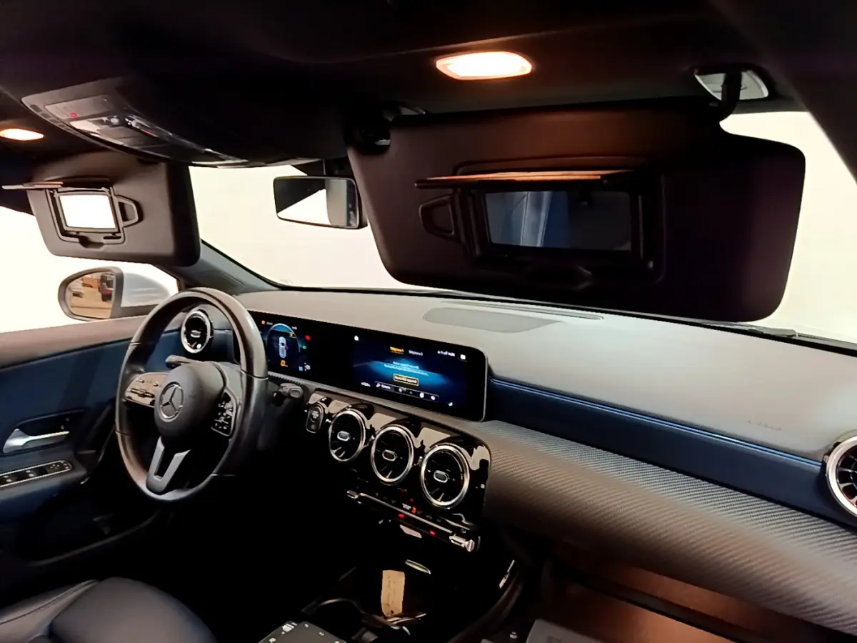 Intérieur de la Mercedes Classe A 180 d Business Line 2020 vu côté conducteur, tableau de bord moderne avec écran tactile large.