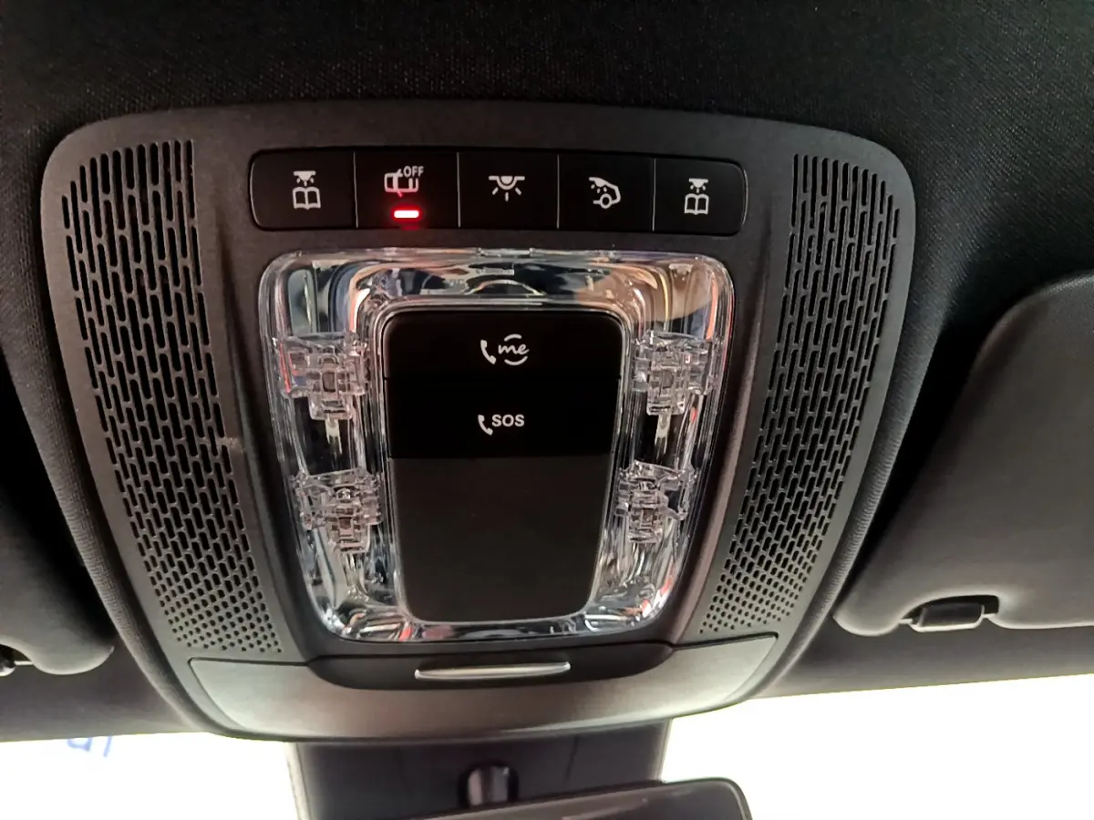 Vue en plongée sur le plafonnier noir avec commandes SOS et appels du Mercedes Classe A gris clair 2020.