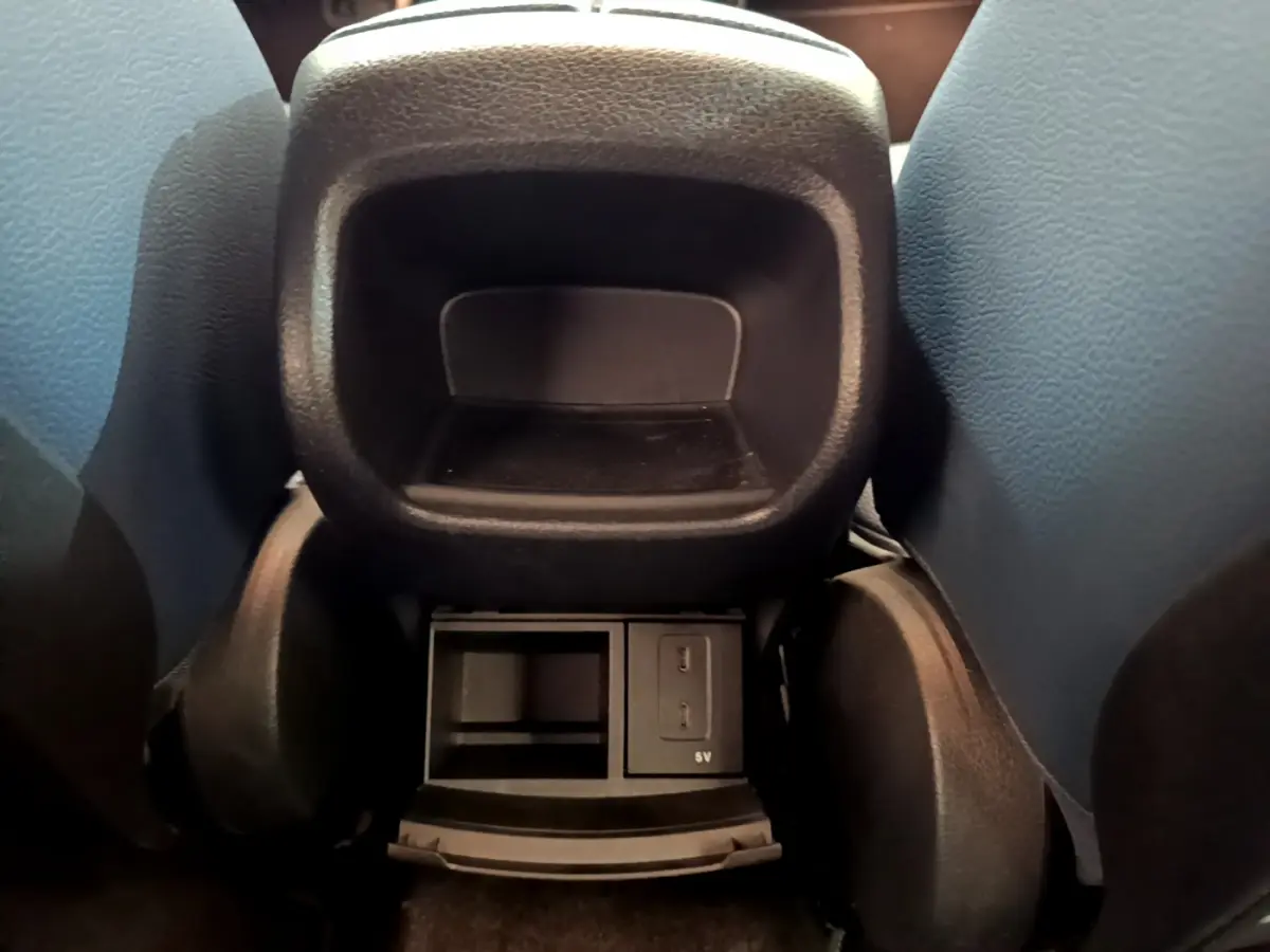 Vue rapprochée du rangement arrière et prises USB sous les sièges avant d'une Mercedes Classe A gris clair 2020.