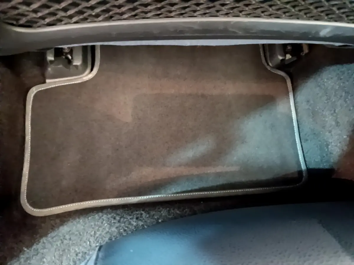 Tapis de sol gris foncé côté conducteur dans une Mercedes Classe A 180 d Business Line 2020.