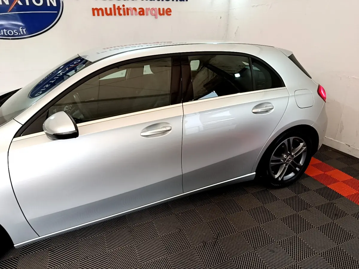 Profil côté gauche d'une Mercedes Classe A gris clair 2020, mettant en valeur ses lignes épurées et jantes alliage.