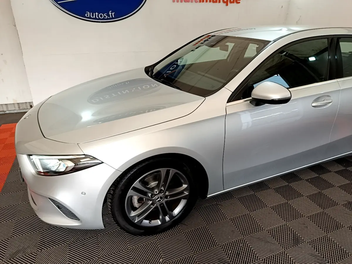 Vue 3/4 avant gauche d'une Mercedes Classe A gris clair avec jantes alliage et feux avant LED.