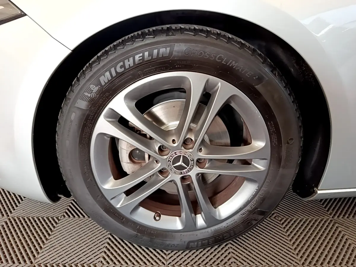Gros plan sur la roue avant droite gris clair d'une Mercedes Classe A 180 d Business Line avec jante alliage et pneu Michelin.