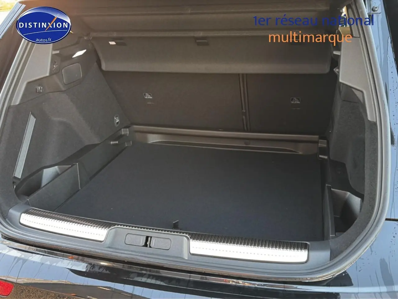 Coffre ouvert vu de l'arrière d'un DS7 noir, montrant un espace de chargement propre et bien agencé.