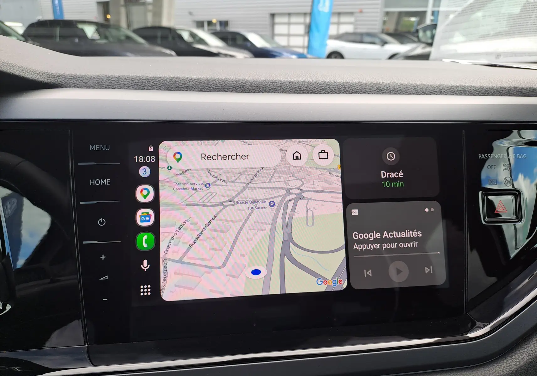 Vue rapprochée de l'écran tactile central du Volkswagen Taigo 2025 avec navigation et interface Google intégrée.